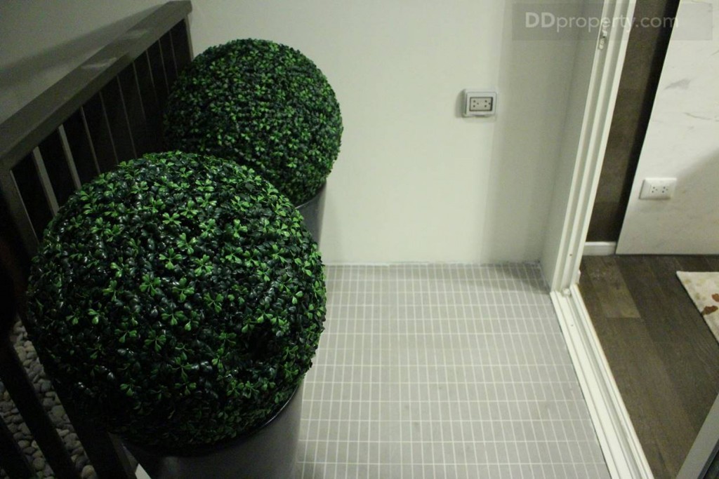 การหระวางระบบไฟ ปลั๊ก และท่อให้บริเวณระเบียง ส่วนที่ด้านจะทำเป็นห้องกั้นห้องเก็บคอมเพรสเซอร์แอร์เรียบร้อย