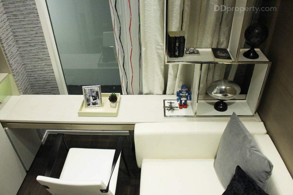 มีการบิวท์อินเป็นโต๊ะทำงาน จริงๆ แล้วห้องนี้จะเป็นห้องอเนกประสงค์มากกว่า เพราะสามารถแต่งได้ตามชอบในผู้ซื้อเลย ส่วนห้องตัวอย่างแต่งเป็นแนวทางเท่านั้น