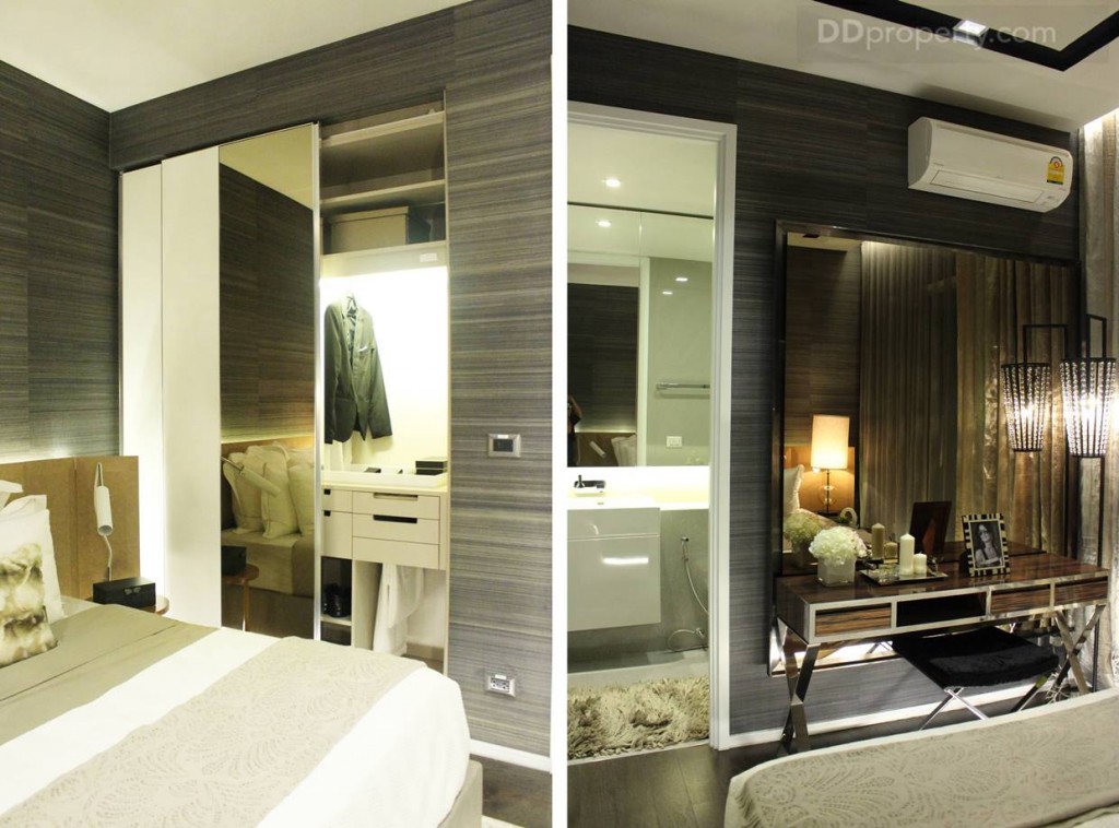 รูปซ้ายเป็นพื้นที่ด้านขาวของเตียงซึ่งบิวท์อินเป็นตู้เสื้อผ้า แบบบานเลื่อนท็อปด้วยบานกระจก