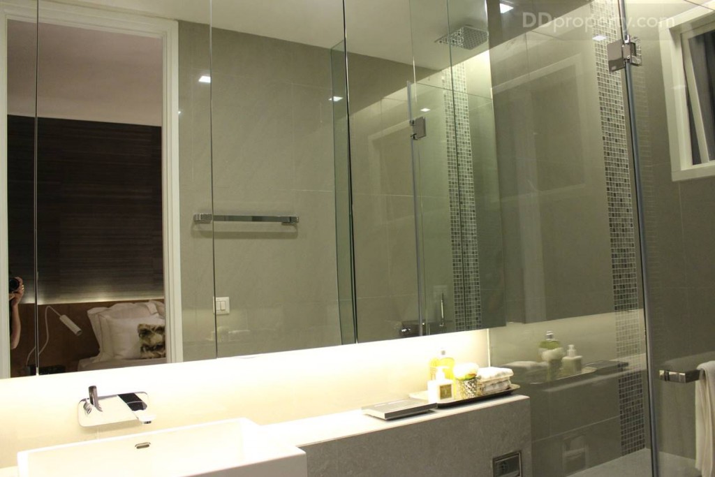 ตู้เก็บของพร้อมกระจกเงา Bath&Spa ฝักบัวอาบน้ำ ส่วนยืนอาบ Kasch หรือเทียบเท่า (Rain shower สำหรับ Master Bathroom)