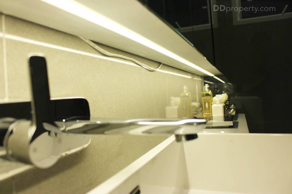 มีพื้นที่ให้วางของบริเวณขอบห้องน้ำ