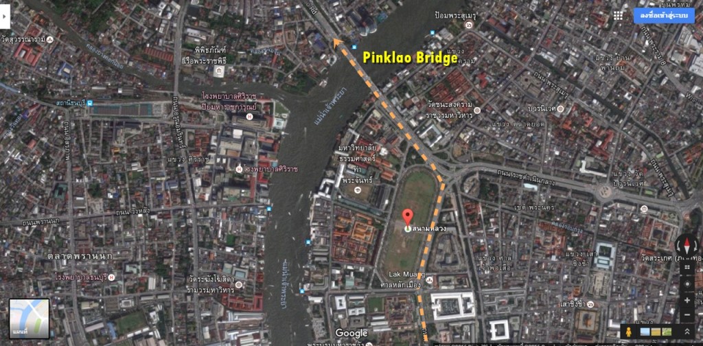 เมื่อขับผ่านวัดพระแก้ว ถัดมาจะเป็นสนามหลวง โดยบริเวณแยกนี้ให้เลือกตรงไป (หากเลี้ยวซ้ายผ่านหน้าธรรมศาสตร์จะไม่สามารถเลี้ยวย้อนกลับมาเพื่อขึ้นสะพานสมเด็จพระปิ่นเกล้าได้และในชั่วโมงเร่งด่วนทางเลี้ยวขวาเพื่อผ่านหน้าธรรมศาสตร์จะมีป้ายจราจรวางห้ามเลี้ยวขวา)  เมื่อข้ามแยกมา ให้ขับตามทางมาเรื่อยๆ เลี้ยวซ้ายตามเส้นประในรูปเพื่อขึ้นสะพานสมเด็จพระปิ่นเกล้า