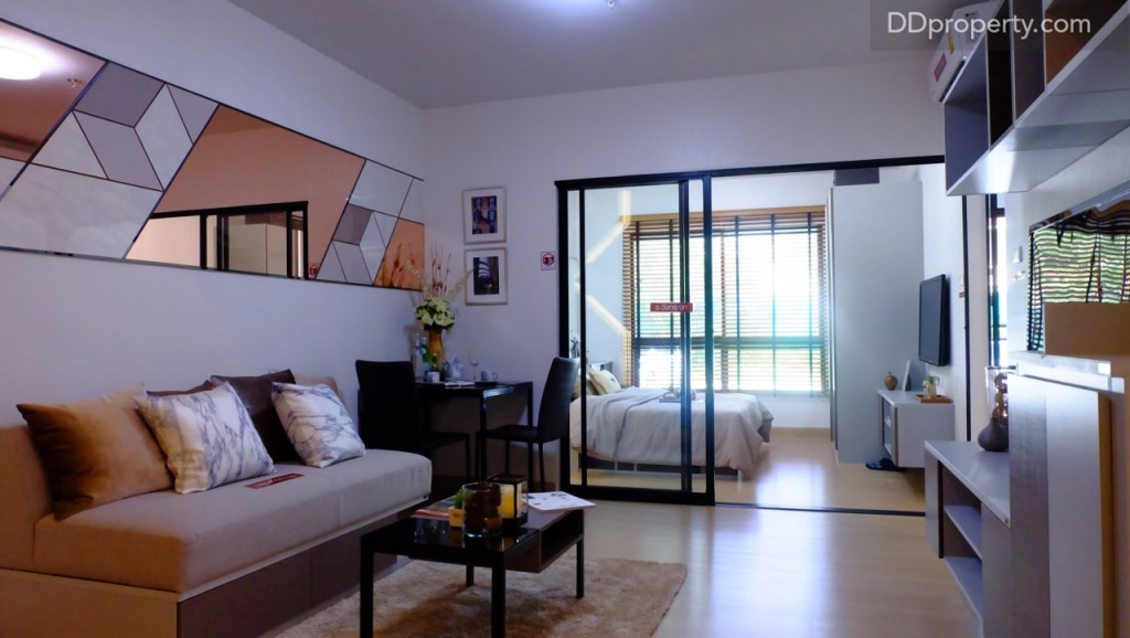 มาตรฐานของศุภาลัยคือขนาดเริ่มต้นของห้องชุดจะค่อนข้างใหญ่ ดังนั้นเลย์เอ้าท์ที่ได้จึงออกมาดูกว้างขวาง มีการกั้นสัดส่วนกันระหว่างห้องนั่งเล่นและห้องนอน ด้วยประตูกระจกบานเลื่อน สามารถเสริมความเป็นส่วนตัวระหว่างสองฟังก์ชั่นได้ด้วยม่านประดับ งานบิลท์อินที่เห็นในเบื้องต้นทางโครงการมอบให้ ความสูงพื้นจรดเพดานอยู่ในระดับมาตรฐานที่ 2.45 เมตร พื้นที่ได้เป็นลามิเนตหนา 8 มม. โครงการแถมโซฟามาให้เช่นกันโดยให้เป็นขนาด 3 ที่นั่ง แบรนด์ SB Furniture