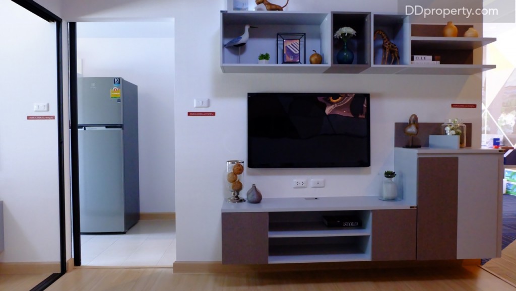 งานบิลท์อินที่มอบให้มีฟังก์ชั่นการใช้งานที่หลากหลายทั้งใต้ล่างจุดติดทีวีและจุดชั้นวางเหนือทีวี ด้านขวาเป็นตู้เก็บของขนาดเล็กที่บิ้ลท์ขึ้นมาสำหรับคนที่มีไอเท็มเยอะสามารถเลือกเก็บไว้ได้ในส่วนนี้เพื่อไม่ให้ชั้นวางดูรกจนเกินไป