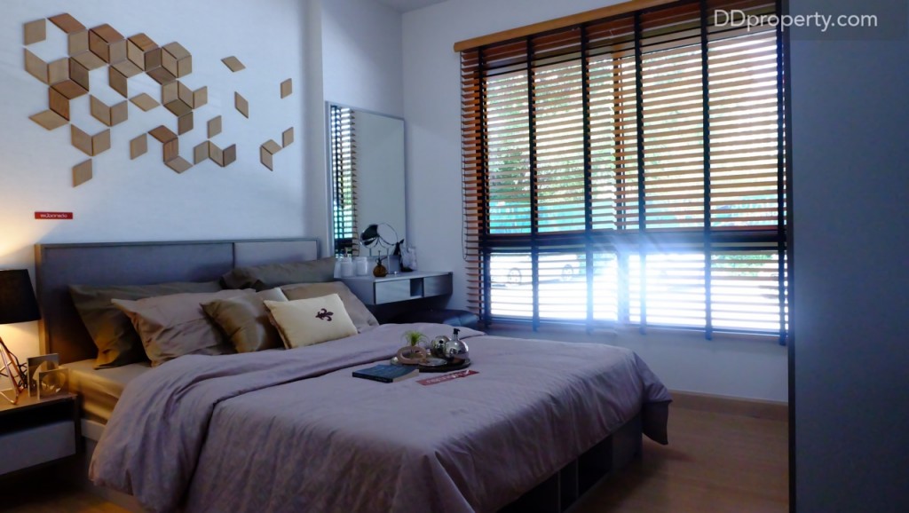 มาในส่วนของห้องนอนพื้นที่ใช้สอยประมาณ 3x4 เมตร สามารถจัดวางเตียงขนาดคิงไซส์ 6 ฟุตได้สบายๆ ชุดเตียงและอุปกรณ์ตกแต่งโครงการไม่ได้มอบมาให้ งานบิลท์อินชั้นวางทั้งสองฝั่งหัวเตียงติดตั้งมาให้ หน้าต่างที่ได้เป็นแบบบาน fixed ความสูงที่ประมาณ 1.5 เมตร ม่านตกแต่งไม่ได้ถูกแถมมาให้ในส่วนนี้