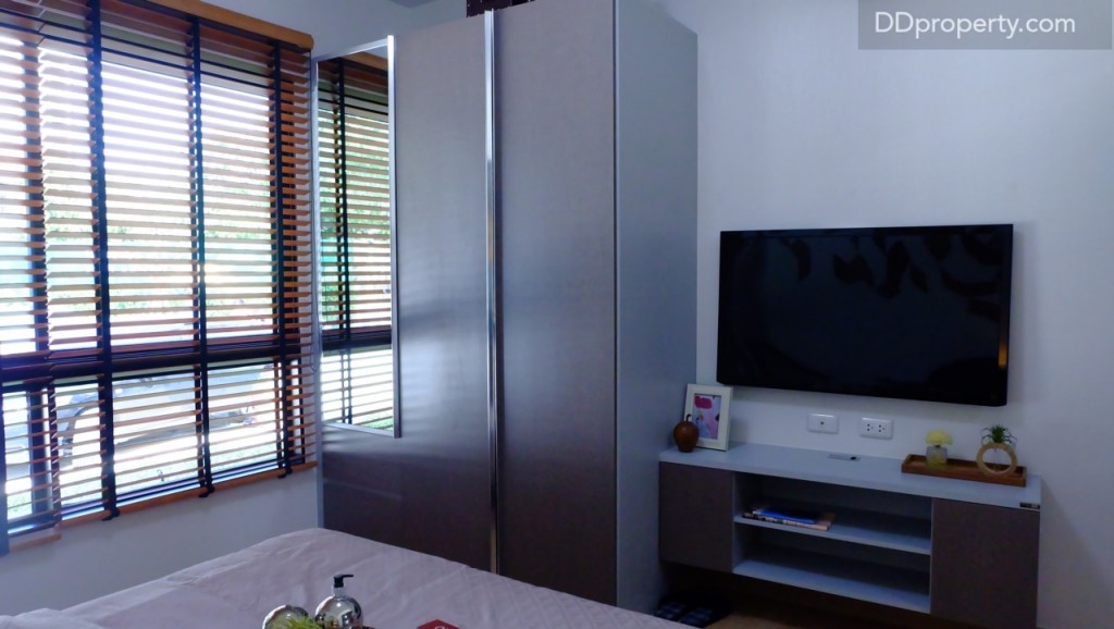 ตำแหน่งปลายเตียงโครงการบิลท์อินชั้นวางทีวีและตู้เสื้อผ้ามาให้ซึ่งเป็นงานลามิเนตจาก SB Furniture เช่นเดียวกันกับส่วนของห้องนั่งเล่น  ขนาดทีวีที่พอเหมาะกับระดับสายตาจากจุดวางเตียงคือ 40 - 43 นิ้ว