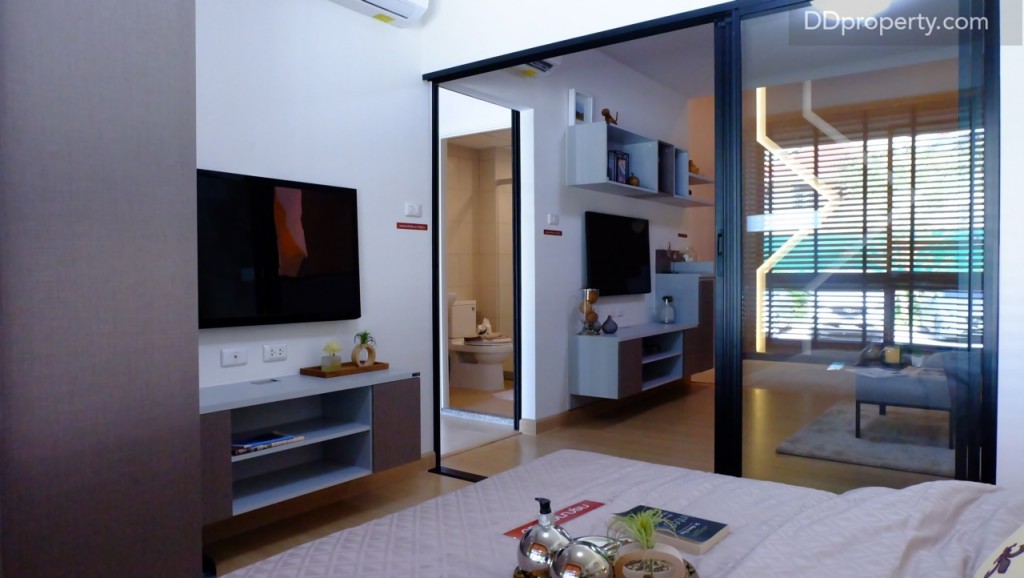 มุมมองเมื่อมองผ่านประตูบานเลื่อนกั้นส่วน ในวันที่อากาศไม่ร้อนมากสามารถเปิดประตูเพื่อใช้แอร์จากตัวเดียวกันได้เป็นการลดค่าไฟไปในตัว