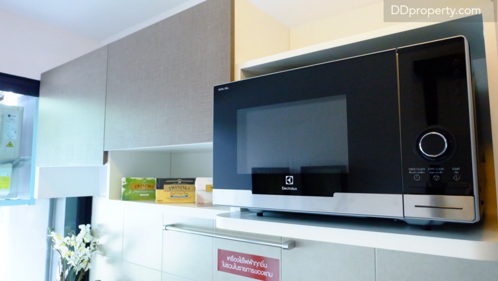 วัสดุที่ใช้ทำบิลท์อินชั้นตู้เก็บของรวมถึงส่วนของเคาน์เตอร์ด้านล่างทำจากลามิเนตเช่นเดียวกัน ไมโครเวฟไม่ได้ถูกแถมมาให้