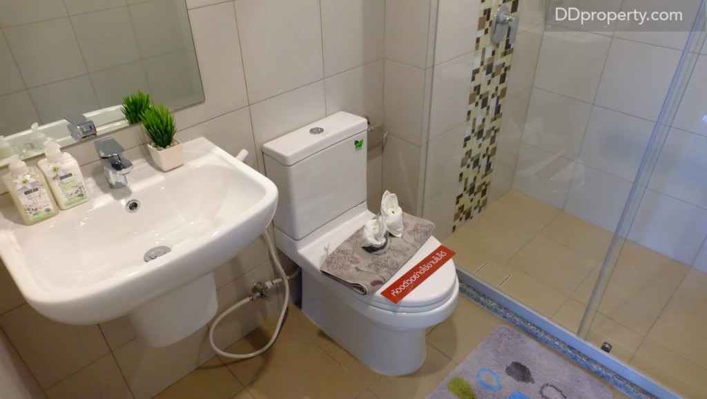 พื้นและผนังห้องน้ำปูด้วยกระเบื้องเซรามิก 60 x 60 ซ.ม. สุขภัณฑ์ อ่างล้างหน้า ก๊อกน้ำ ชักโครกและสายชำระเป็นแบรนด์ Cotto, กระจกเงาถูกติดตั้งมาให้ด้วยเช่นกัน