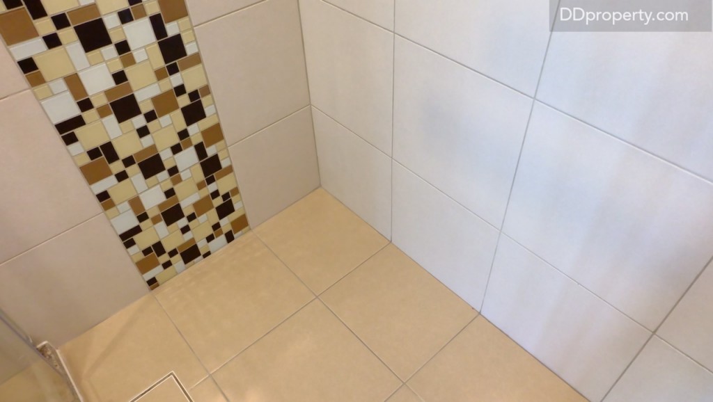 พื้นห้องน้ำเป็นกระเบื้องเซรามิกขนาด 60 x 60 ซม. เช่นกัน