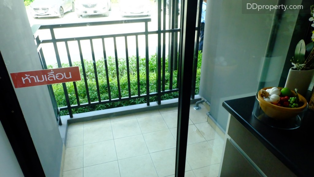 ระเบียงส่วนตัวจะอยู่ติดกับห้องครัว ขนาดของระเบียงประมาณ 1 เมตร ราวกันตกเป็นเหล็ก