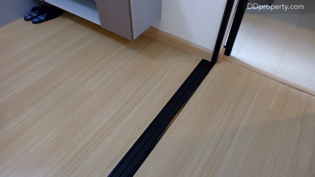 พื้นห้องนั่งเล่นและห้องนอนปูด้วยไม้ลามิเนต