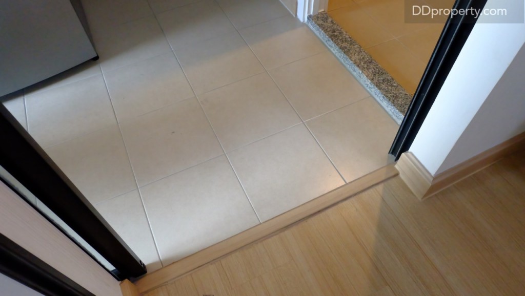 พื้นครัวปูด้วยกระเบื้องเซรามิกขนาด 60 x 60 ซม.