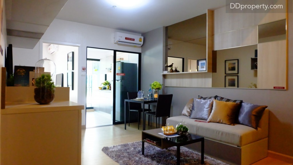 ห้องนั่งเล่นของห้องประเภท Deluxe Suite จะมีพื้นที่ใช้สอยประมาณ 4 x 4 เมตร ซึ่งจะใหญ่กว่าของ Executive ที่มีพื้นที่ใช้สอยอยู่ที่ประมาณ 3 x 3 เมตร โซฟาและงานบิลท์อินให้เช่นเดียวกัน แต่บอร์ดกระจกเงาด้านหลัง ห้องจริงจะเป็นพื้นวอลเปเปอร์เรียบแทน