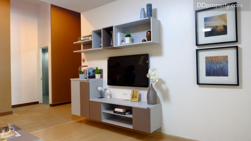 งานบิลท์อินชั้นวางทีวีสเปคเดียวกับของห้อง Executive โดยทำจากไม้ลามิเนต