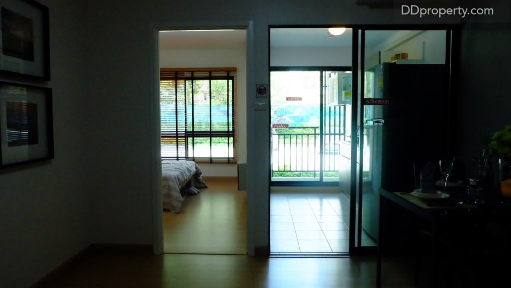 ที่แตกต่างจากห้อง Executive อีกจุดหนึ่งคือ ห้อง Deluxe จะแบ่งห้องนอนด้วยประตูทางเข้าไม่ใช่ประตูบานเลื่อนกั้นส่วนซึ่งจะมอบความเป็นส่วนตัวระหว่าง 2 ห้องมากขึ้น (ระหว่างห้องนั่งเล่น และห้องนอน) ประตูทางเข้าครัวจะเป็นบานเลื่อนกระจกซึ่งถูกจัดวางในตำแหน่งทิศเหนือของห้อง ต่างจากห้องก่อนหน้าที่ทางเข้าครัวจะอยู่ทางริมขวามือ