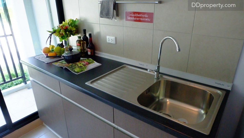 ชุดเคาน์เตอร์ครัวสเปคเดียวกับห้อง Executive (อ่างล้างจาน Hafele, กระเบื้องผนังเซรามิก, ไม้ตู้บน-ล่างเป็นลามิเนต) เครื่องใช้ไฟฟ้าไมโครเวฟและตู้เย็นไม่ได้ถูกแถมมาให้ในห้องครัว