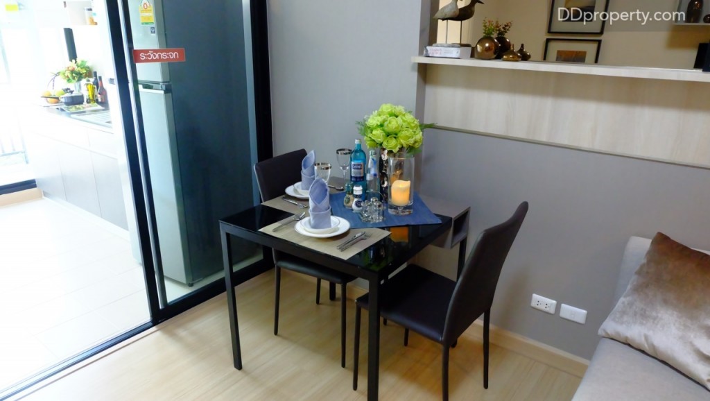 เนื่องด้วยพื้นที่ใช้สอยที่มากขึ้น บริเวณห้องนั่งเล่น จึงสามารถจัดวางโต๊ะรับประทานอาหารขนาด 2 – 3 ที่ ได้ โดยชุดเฟอร์ฯโต๊ะอาหารโครงการมอบให้ด้วยเช่นกัน (SB Furniture) พร้อมปลั๊ก outlet รองรับการใช้งานบริเวณใกล้เคียง