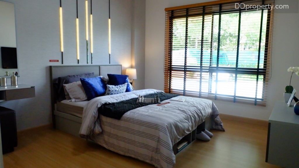 ห้องนอนของห้องแบบ Deluxe จะมีขนาดพื้นที่ใช้สอยประมาณ 4 x 4 เมตร จึงสามารถจัดวางเตียงขนาดใหญ่ 6 ฟุตได้ พื้นห้องเป็นลามิเนตเช่นเดียวกับห้องนั่งเล่น บริเวณหัวเตียง โครงการให้ไอเดียการตกแต่งด้วยเส้นหลอด LED