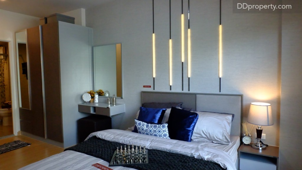 บิลท์อินชั้นวางหัวเตียงพร้อมกระจกเงาถูกติดตั้งมาให้พร้อม จุดที่แตกต่างจาก Executive คือ ตู้เสื้อผ้าบิลท์อินจะถูกจัดวางไว้ด้านหน้าห้องน้ำของห้องนอนนี้