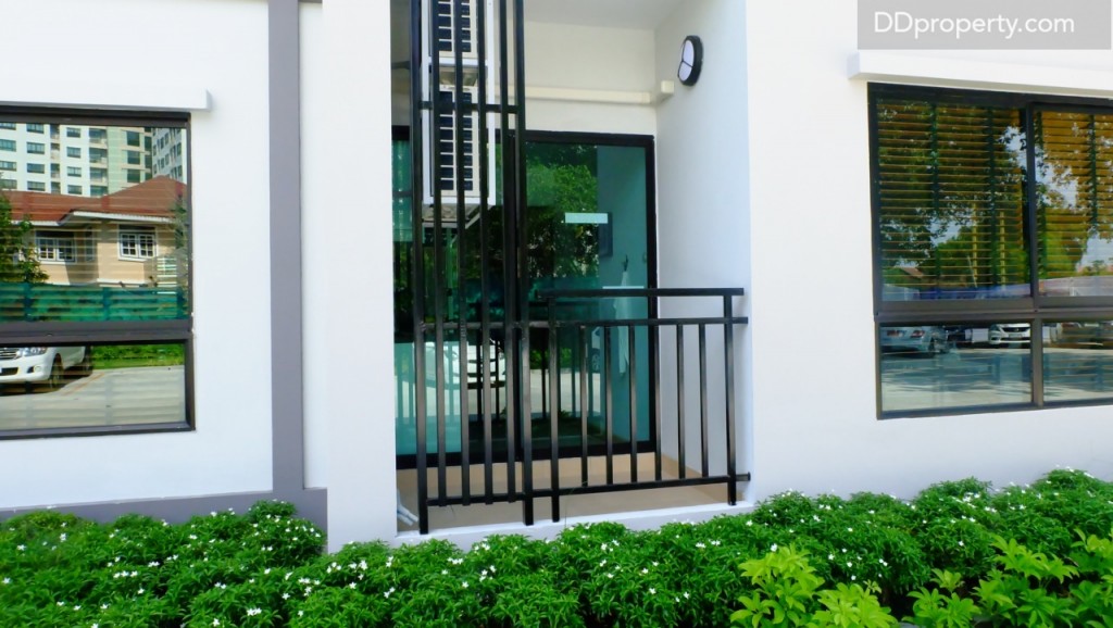 มุมมองระเบียงเมื่อมองจากด้านนอก ด้านขวาเป็นหน้าต่างห้องนอน