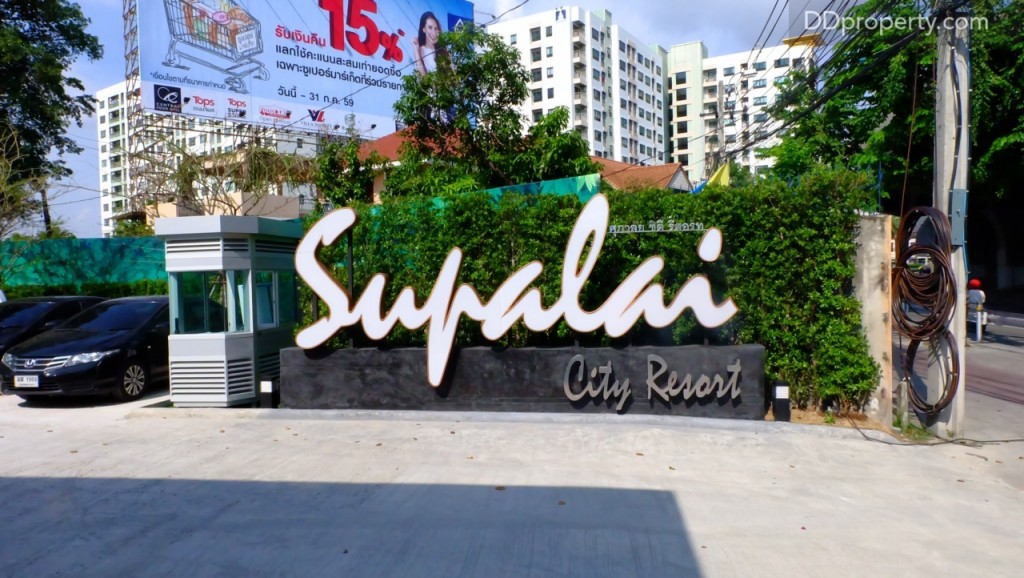 ขับตรงมาเรื่อยๆ โครงการจะตั้งอยู่ทางซ้ายมือ (ประมาณช่วงโค้งก่อนขึ้นสะพานพระราม 8)