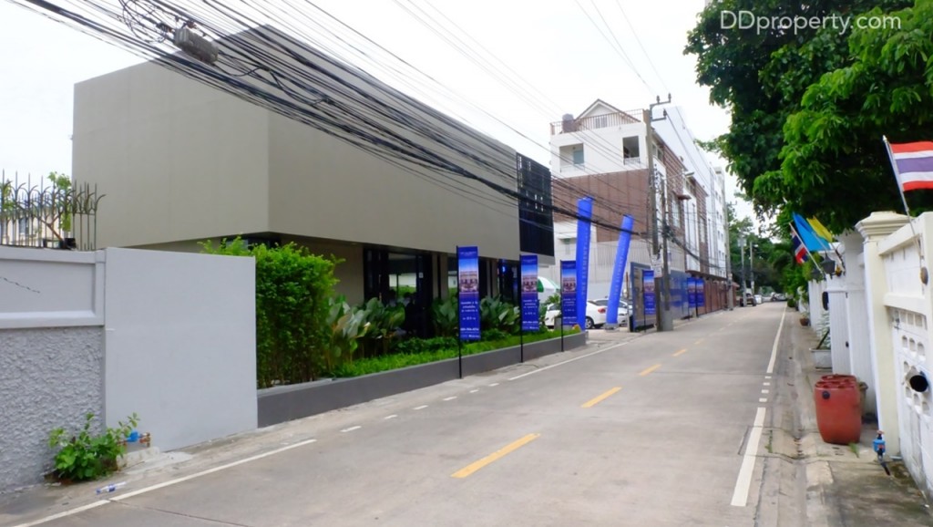 ตรงเข้ามาเรื่อยๆสำนักงานขายพื้นที่โครงการจะอยู่ซ้ายมือ