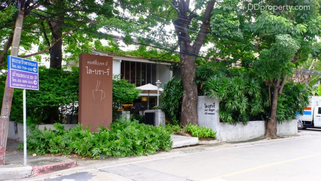 เมื่อเข้ามาในซอยให้เลือกเลี้ยวขวา ณ แยกแรก สังเกตจะมีร้านอาหาร ไล-บรา-รี่ อยู่ทางขวามือ