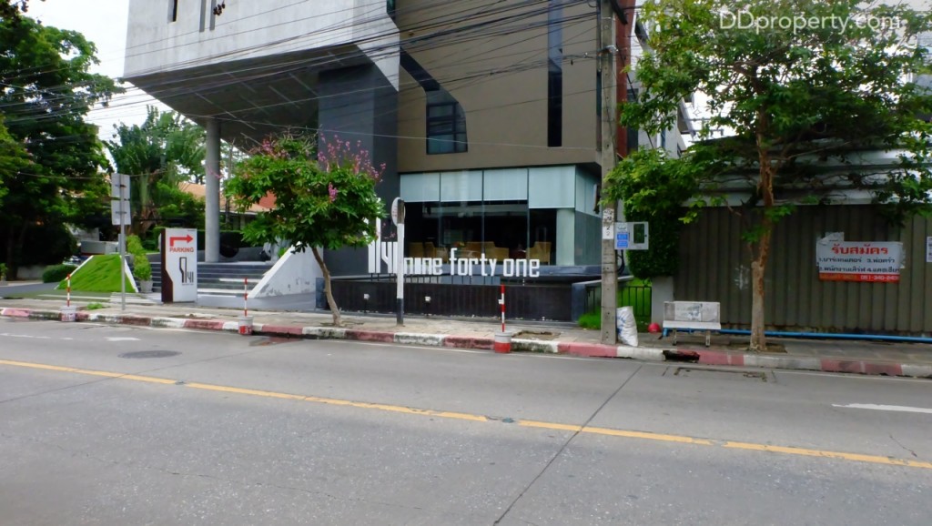 เมื่อเลี้ยวเข้ามาจะเจอกับ The Nine 41 อยู่ฝั่งขวามือ