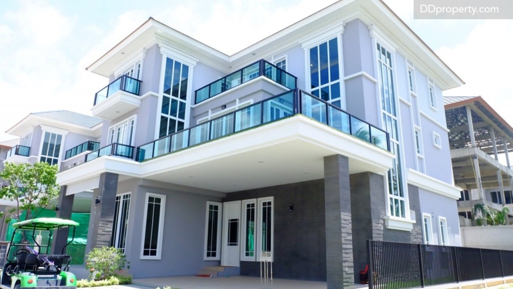 บ้านตัวอย่าง 2 ชั้นครึ่ง กระจกตามมุมต่างๆเป็นชนิดเขียวตัดแสงดูดซับความร้อนไม่ให้เข้ามาภายในตัวบ้านได้เป็นอย่างดี