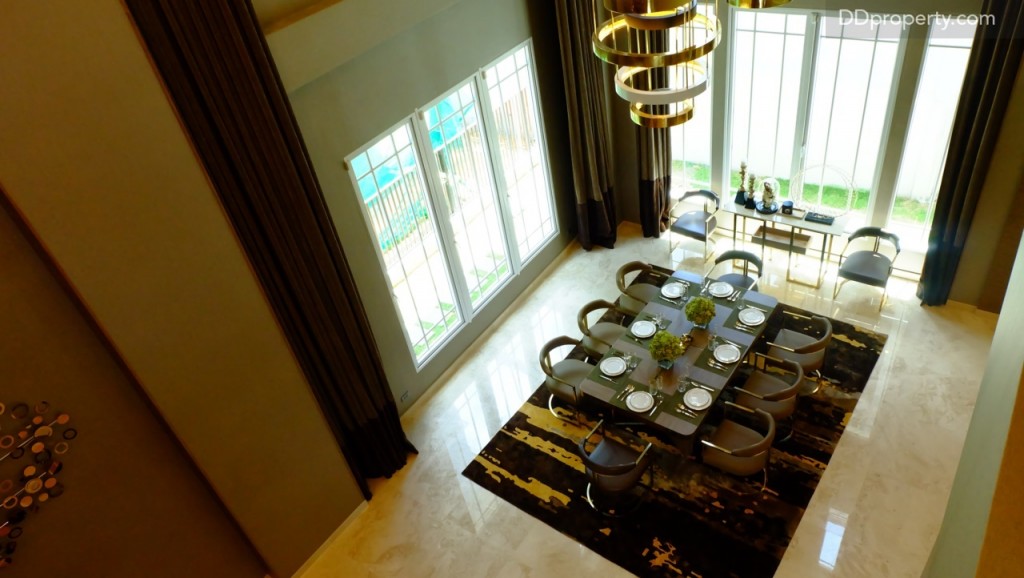 มุมมองเมื่อมองลงมายังชั้นล่างที่จะเห็นพื้นที่รับประทานอาหารและห้องนั่งเล่น 