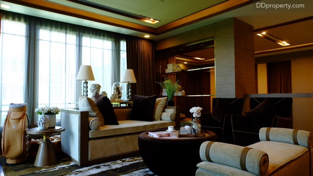 เมื่อขึ้นมาชั้นสองจะเจอกับพื้นที่ที่ถูกจัดเป็นห้องนั่งเล่น ขนาดประมาณ 4 x 5 เมตร ผู้อยู่อาศัยสามารถเพิ่มเติมฟังก์ชั่นการใช้งาน อาทิ  ชั้นวางหนังสือเพื่อให้พื้นที่กลายเป็นกึ่ง study & living ด้านหลังของห้องมีหน้าต่างสูง  2.3 เมตรที่หันออกไปทางหน้าบ้านเช่นเดียวกัน กระจกกันตกทำจาก tempered glass เช่นเดียวกันเพื่อความปลอดภัยของผู้อาศัย บ้านตัวอย่างจะบิลท์อินงานตกแต่งเพดานฝ้าไล่เป็นระดับขอบไม้เข้าไป