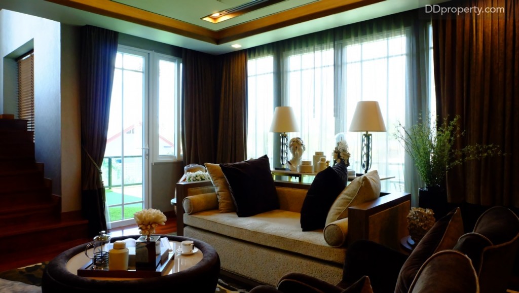 ห้องนั่งเล่น ชั้น 2 ยังติดกับประตูที่สามารถเปิดออกไปยังระเบียงส่วนตัวได้