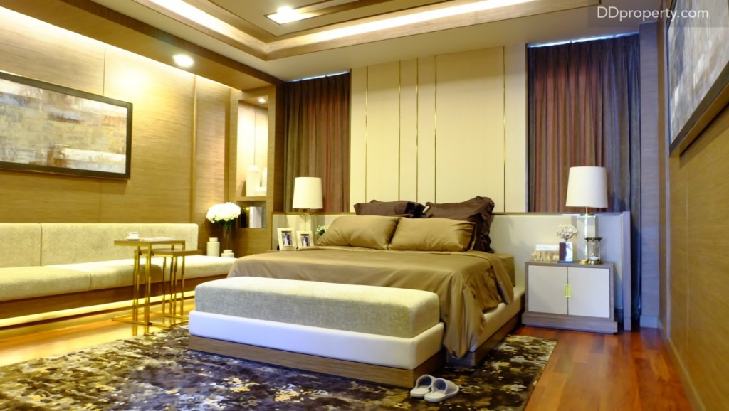 Master bedroom ตั้งอยู่บนชั้นสองของตัวบ้าน ขนาดห้องประมาณ 3x4.5 เมตร (ไม่รวมพื้นที่บริเวณ walk-in closet และห้องน้ำ) ซึ่งสามารถจัดวางเตียงขนาดคิงไซส์ได้อย่างสบายกลางห้อง, หัวเตียงที่เห็นในภาพ หากเป็นบ้านเปล่าจะเป็นผนังฉาบเรียบสีขาว, ลูกเล่นบิลท์อินตรงเพดานจะมีให้มาเฉพาะในบ้านตัวอย่างเท่านั้น