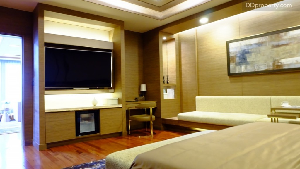 บ้านตัวอย่างบิลท์อินชั้นวางทีวี, โต๊ะอ่านหนังสือและโต๊ะเครื่องแป้งทำจากไม้แท้ ตัดด้วยขอบทองเหลืองเพื่อเพิ่มความสวยงาม บ้านเปล่าจะเป็นพื้นไม้สักและผนังห้องสีขาวเรียบ