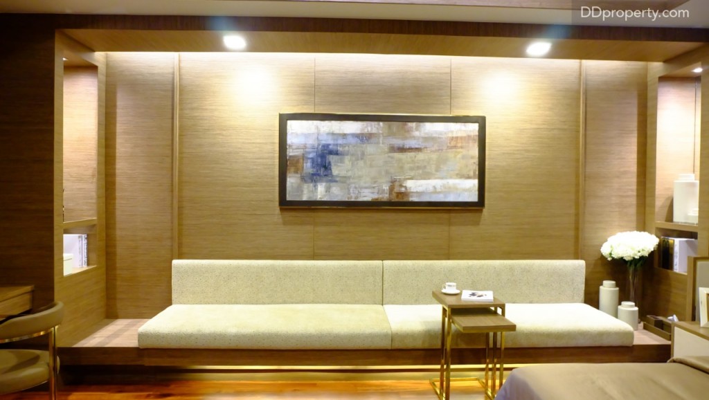 เนื้อที่ริมขวาของเตียงเหลือมากพอที่จะบิลท์อินงานไม้เพื่อวางฟูกโซฟาหรือจะจัดหาโซฟาขนาดใหญ่มาไว้ก็ได้