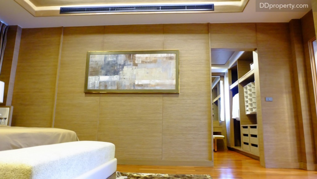 ด้านขวาของห้อง จะเป็นทางเข้าสู่ walk-in closet และห้องน้ำ เครื่องปรับอากาศที่ทางโครงการให้มาจะเป็นแบบฝังผนัง (concealed)