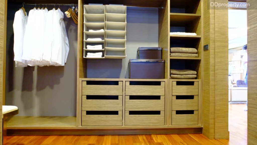 Walk-in closet ถูกบิลท์อินมาให้เฉพาะในบ้านตัวอย่าง ขนาดของห้องและตู้ใหญ่สำหรับตู้สไตล์ his & hers แบ่งโซนใช้สอยระหว่างคุณผู้หญิงและคุณผู้ชาย 