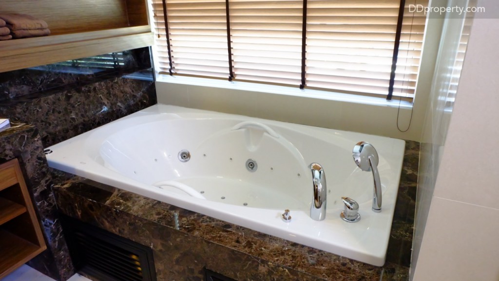 ห้องน้ำใน master bedroom ทั้งบ้านเปล่าและบ้านตัวอย่างติดตั้งอ่างอาบน้ำ Jacuzzi ขนาดใหญ่ซึ่งเป็นรุ่นท็อป ของ Cotto แต่งานบิลท์อินในห้องน้ำสำหรับบ้านเปล่าจะไม่เหมือนกับบ้านตัวอย่างซึ่งเป็นหินอ่อนนำเข้าจากทางยุโรป โดยทางบ้านเปล่าจะเป็นหินสังเคราะห์
