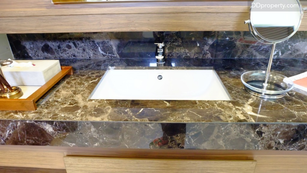 อ่างล้างหน้าและงานบิลท์อินตรงจุดนี้ทำมาจากหินอ่อนเช่นเดียวกัน