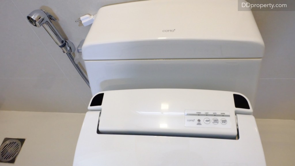 ฝารองนั่งชักโครกสามารถเลือกปรับอุณหภูมิได้ (มีเฉพาะห้องน้ำใน master bedroom)