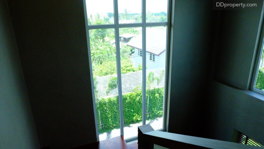 บริเวณบันไดทางขึ้นไปชั้นลอยมีการติดตั้งหน้าต่างบานสูงเพื่อเพิ่มความสว่างให้กับทางขึ้น-ลงโดยไม่ต้องเปิดไฟ