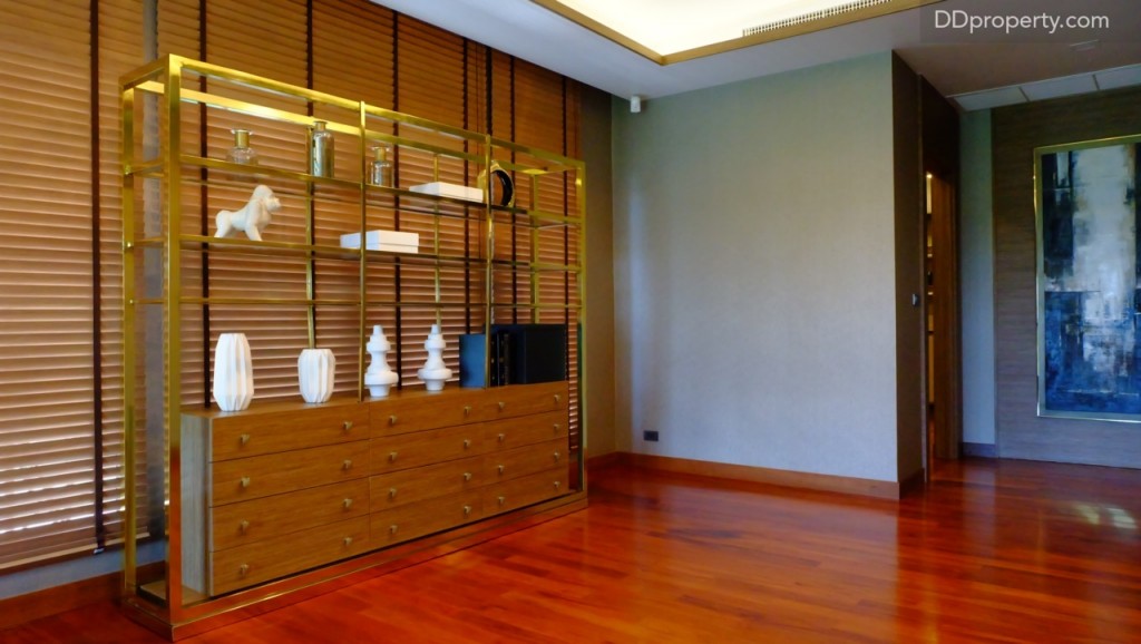 เมื่อขึ้นมาบนชั้น 2 ส่วนแรกที่จะเจอคือพื้นที่โล่งของชั้น ซึ่งสามารถเลือกจัดเป็นห้องพระได้ พื้นบนชั้นนี้ปูด้วยไม้สัก ห้องทางฝั่งซ้ายมือ บ้านตัวอย่างเลือกแต่งเป็นห้องทำงานขนาดใหญ่ 