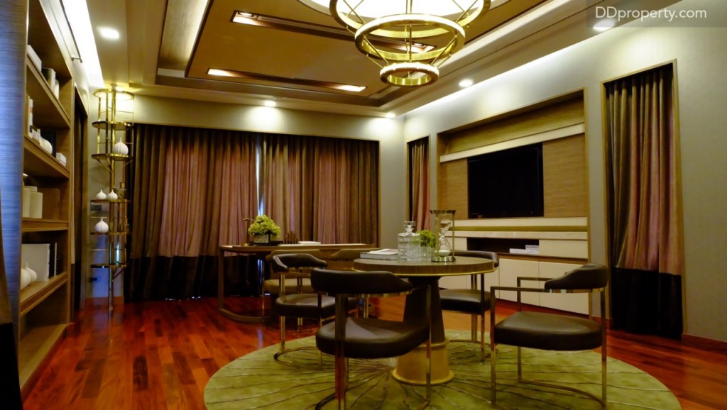 เริ่มกันที่ห้องทำงานที่มีขนาดของห้องโดยรวมประมาณ 4 x 5 เมตร ด้วยขนาดที่กว้างขวางจึงสามารถแยกเป็นโซนวางโต๊ะทำงานและโต๊ะประชุม ได้, งานบิลท์อินชั้นหนังสือและผนังตรงจุดวางทีวีจะไม่มีมาให้ในบ้านเปล่า ในบ้านตัวอย่าง เลือกดร็อปฝ้าแบบเล่นระดับ พร้อมสอดหลอด LED เพื่อเพิ่มความสวยงามให้กับงานบิลท์อิน  