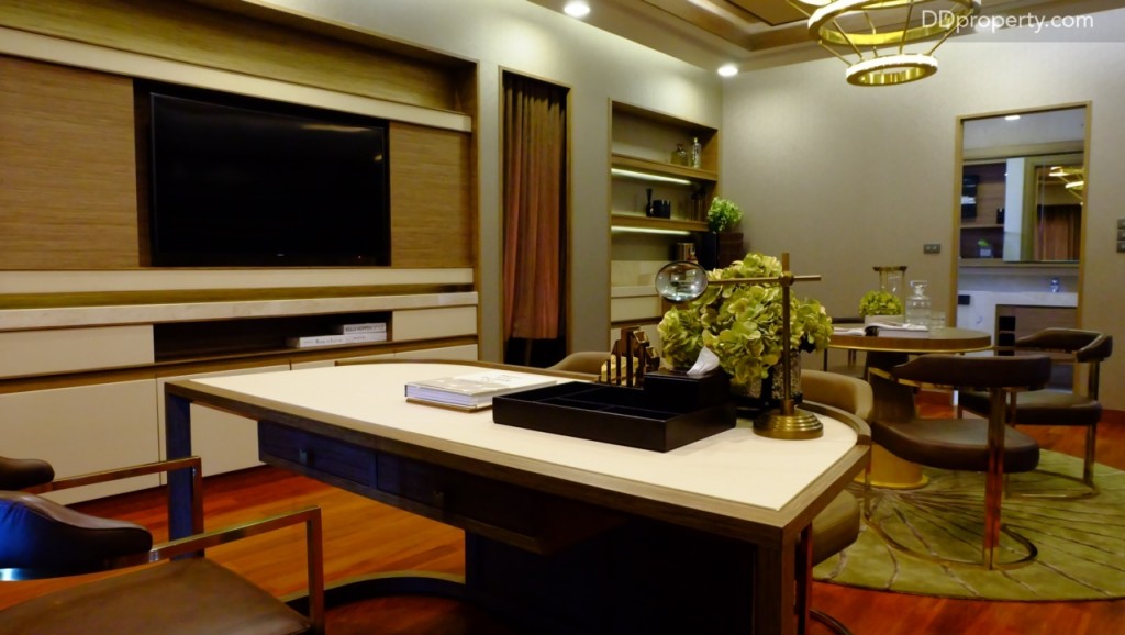 งานบิลท์อินจุดวางทีวีเป็นงานไม้แท้แซมด้วยเส้นทองเหลืองตัดกับลายไม้อย่างลงตัว