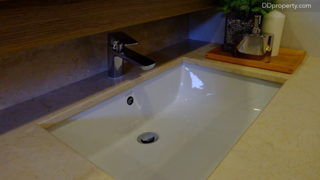 ห้องน้ำภายในห้องนี้จะไม่ได้ตกแต่งด้วยหินอ่อนดั่งเช่นในห้องตัวอย่าง พื้นปูด้วย เซรามิก  ผนังเป็นหินอ่อน (บางส่วน) ชักโครก