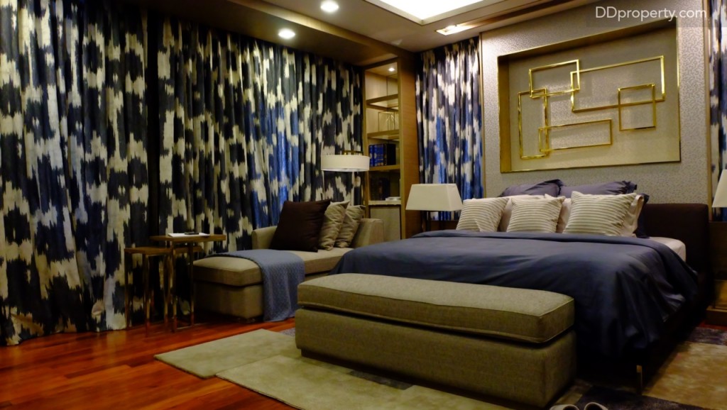 ห้องนอนริมขวา มีขนาดประมาณ 3 x 4 เมตร, ผนังบริเวณหัวเตียงในบ้านจริงจะเป็นแบบฉาบเรียบธรรมดา ขนาดของห้องกว้างขวางพอจะจัดวางเตียงขนาดคิงไซส์ได้เช่นเดียวกัน ความสูงของห้องอยู่ที่ประมาณ 2.7 เมตร 