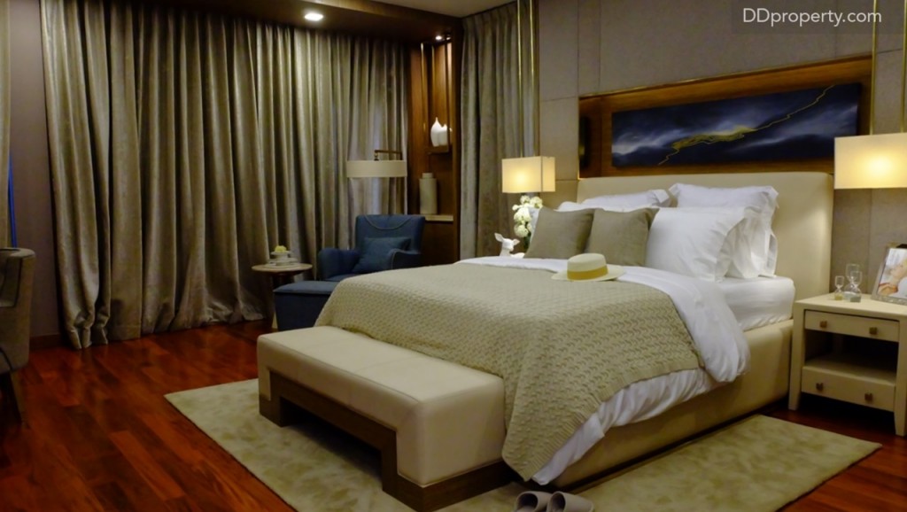  ห้องนอนห้องริมฝั่งด้านนอก (ฝั่งริมขวาของชั้นสาม) ขนาดประมาณ 3.5 x 3.5 เมตร เนื่องจากมีขนาดเล็กกว่าห้องนอนห้องอื่นทำให้อาจจะจัดวางได้แค่ที่นอนขนาดควีนไซส์    งานตกแต่งบริเวณหัวเตียง, บิลท์อินและเฟอร์นิเจอร์ลอยตัว (ไม่รวมที่นอน) เป็นไอเดียการตกแต่งสำหรับบ้านตัวอย่าง ความสูงของห้องอยู่ที่ประมาณ 2.7 เมตร 