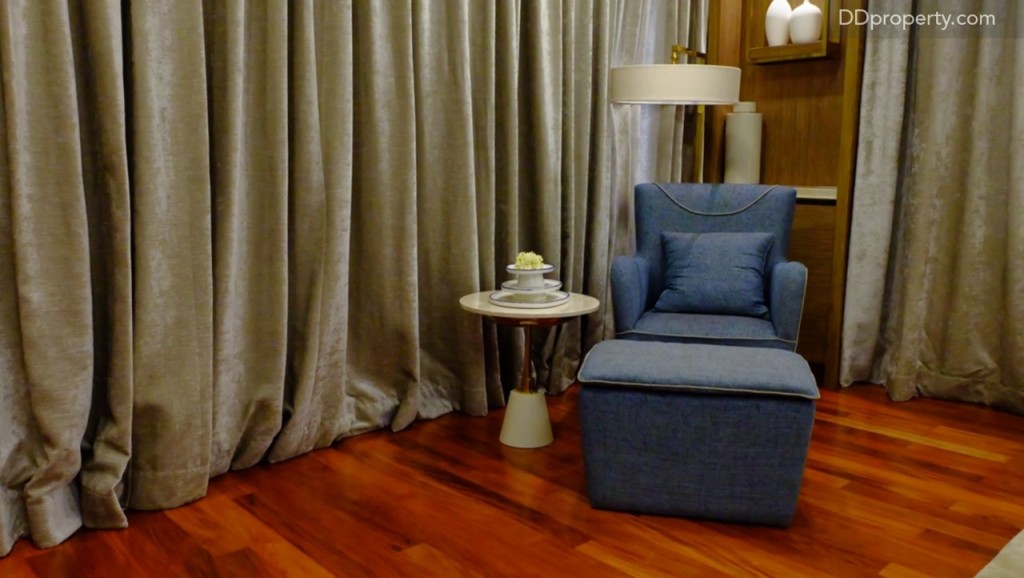 ริมฝั่งขวาของเตียงมีพื้นที่เหลือพอที่จะนำโซฟาแชร์เก๋ๆพร้อมโต๊ะจิบชาและทานของว่างขณะดูทีวี