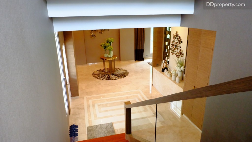 บันไดทางขึ้นไปยังชั้น 2 พื้นทางขึ้นเป็นไม้สัก ราวทำจากไม้แท้และกระจก เป็น tempered glass แข็งแรงและปลอดภัย ข้อดีของกระจกชนิดนี้คือเมื่อแตกแล้วจะเป็นเม็ดละเอียดไม่เป็นชิ้นส่วนเศษแก้วกระจาย